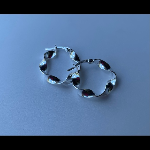 Sterling silver twisted hoop earrings - Picture 6 of 8